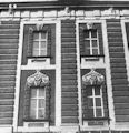 Okna w obramowaniach fasady gwnej - zdjcie z okresu 1980 - 1989